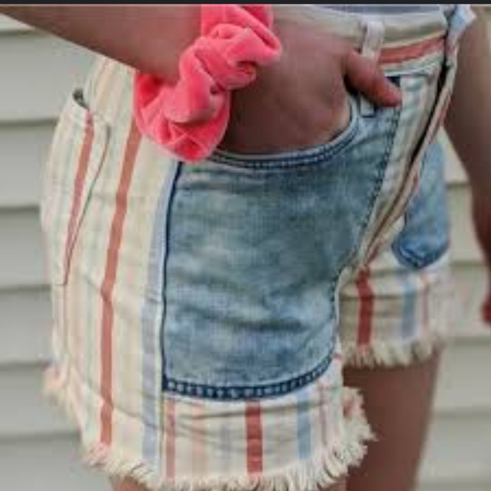 American Eagle mom shorts striped shorts with colorblocking pockets.  Size 4.